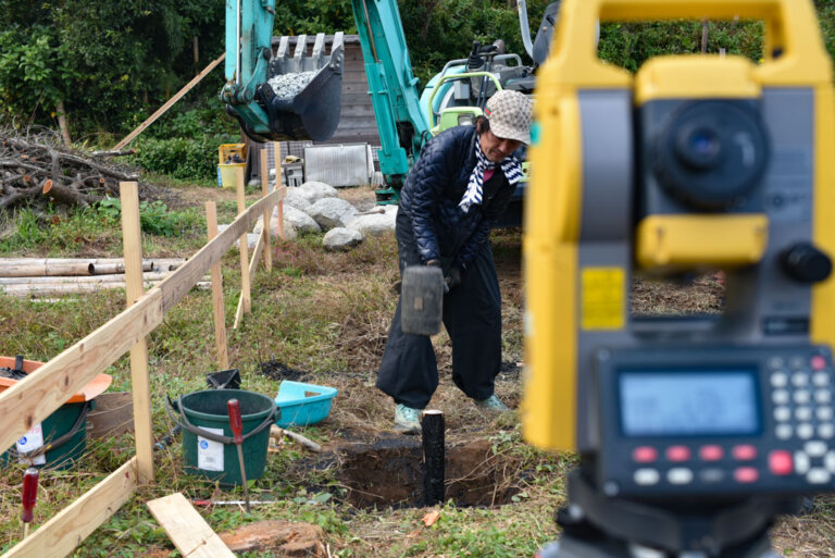 糸島の石場建て6 土の上に石を据える | 水野設計室