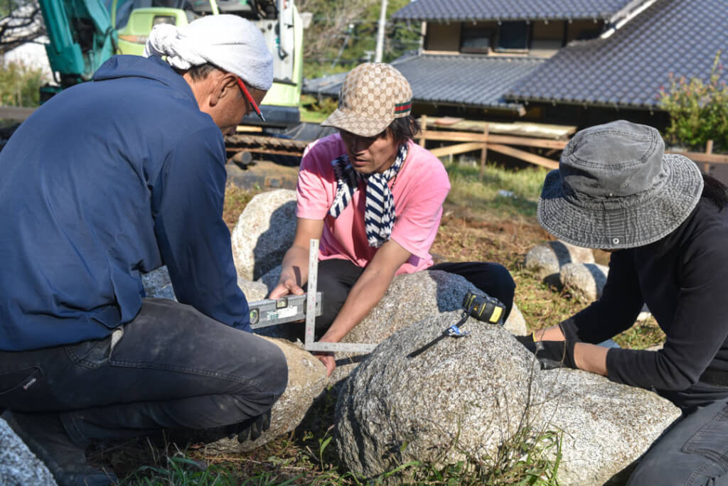 糸島の石場建て6 土の上に石を据える | 水野設計室